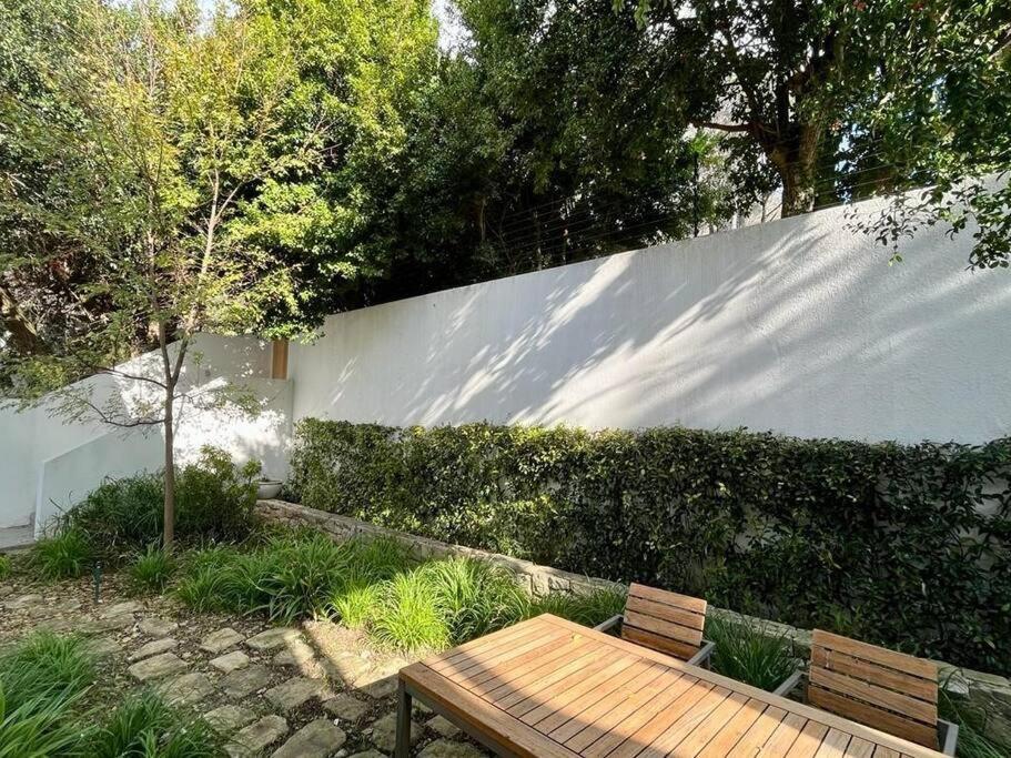 Modern On The Foot Of Table Mountain *